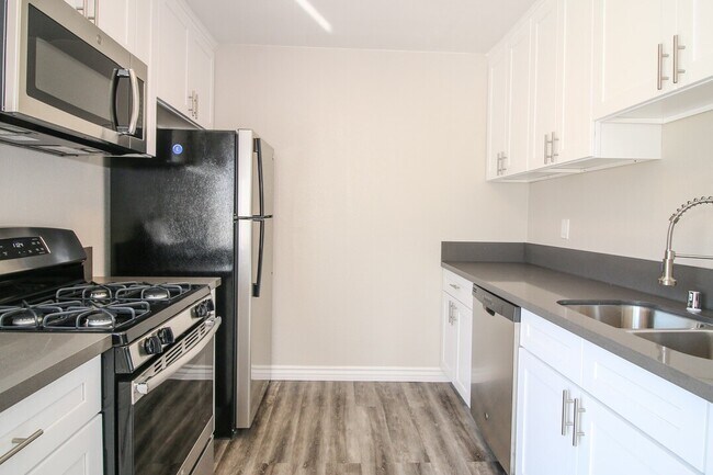 Building Photo - 2140 S Bentley Ave