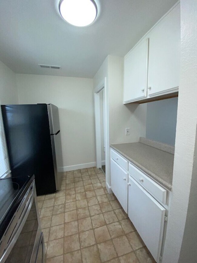 Building Photo - Laine Hill Condominiums