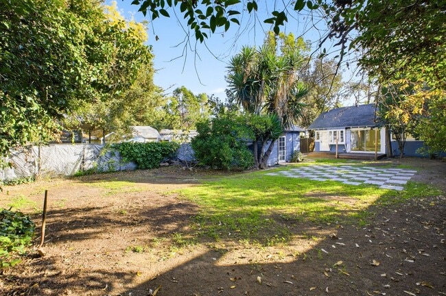 Building Photo - Charming 2-Bedroom Home with Private Yard