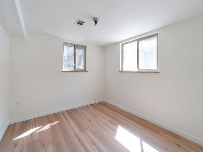 Building Photo - 2BR/1BA Garden-Level • Extra Storage • Near Wash Park