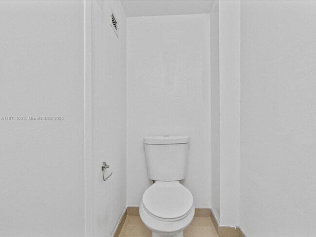 Building Photo - 9800 W Bay Harbor Dr