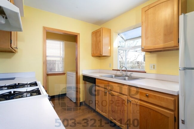 Building Photo - Charming 3 Bedroom Craftsman - Located near Mississippi Avenue!