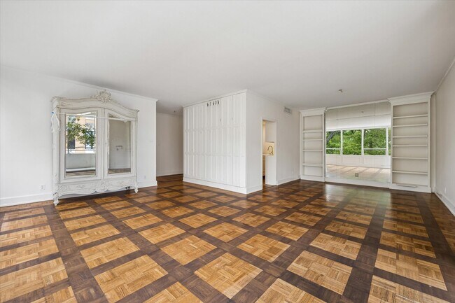 Building Photo - 2701 Westheimer Rd