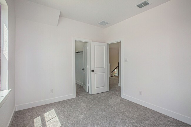 Building Photo - 15018 Bonham Shore Dr