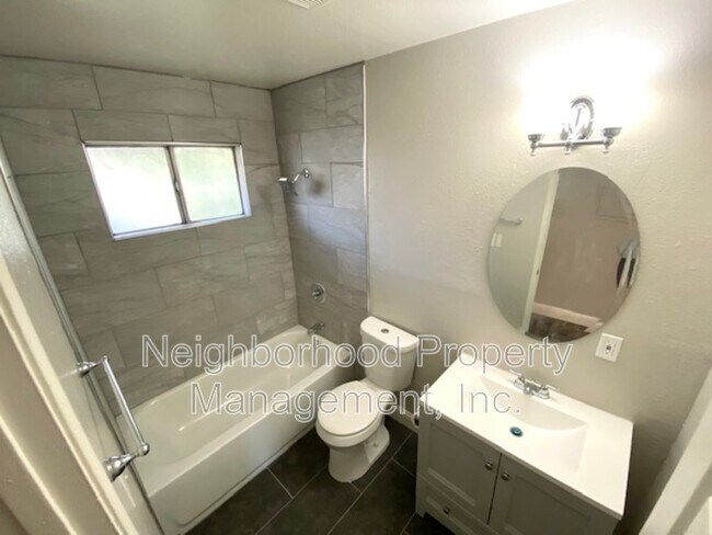 Building Photo - 1429 E Cambridge Ave