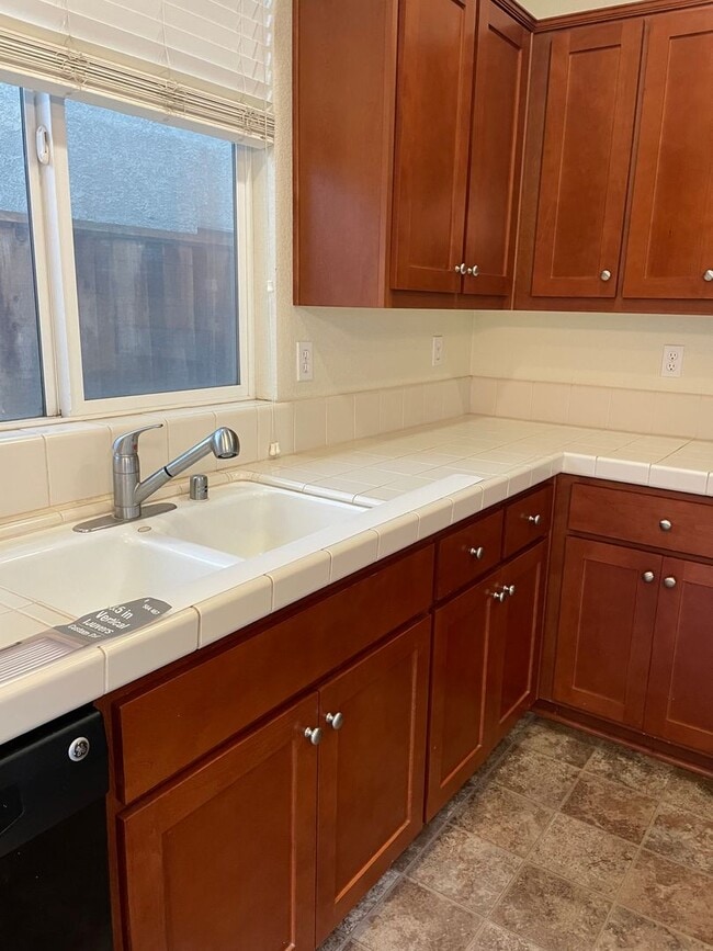 Building Photo - Beautiful 3 Bedroom Home in South Manteca – Prime Location!