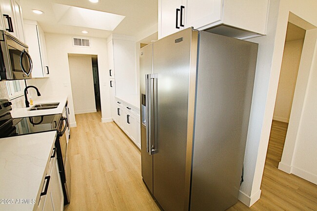 Building Photo - 443 N Sycamore