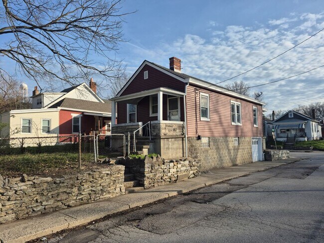 Building Photo - 2765 Alexandria Ave