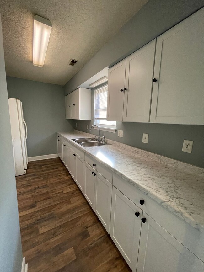 Building Photo - 2 Bedroom, 1.5 Bath-Available Now-6149 Ben...