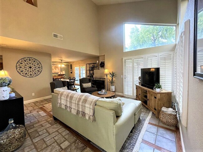 Building Photo - ***500 Move in Special*** Beautiful Single Family home with Large Backyard