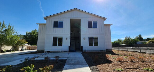 Building Photo - FREE RENT - Beautiful New Construction in McMinnville