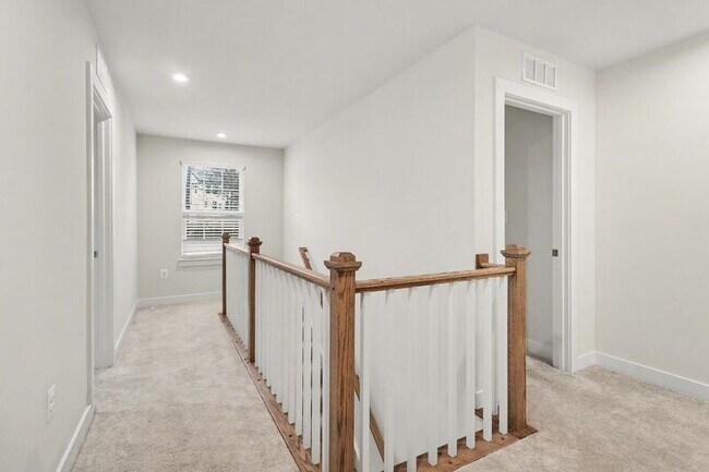 Building Photo - 484 Bridgepoint Dr