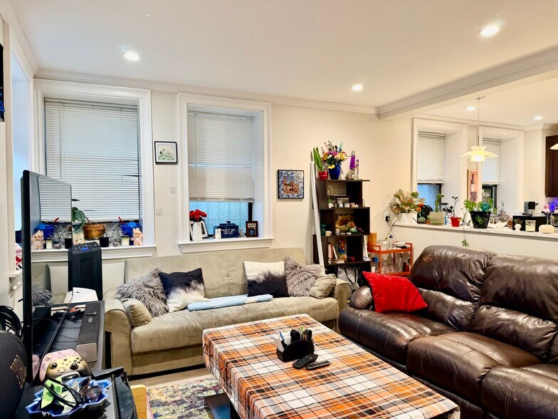 Building Photo - 31 Glenville Ave