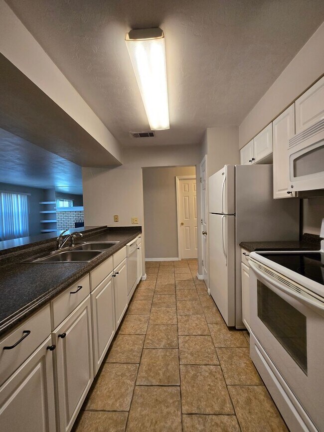 Building Photo - 2 Bedroom 2 Bath Condo