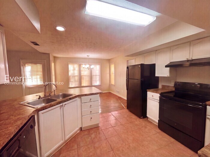 Building Photo - 710 Timbergrove Dr SW