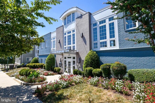 Building Photo - 4089 S Four Mile Run Dr