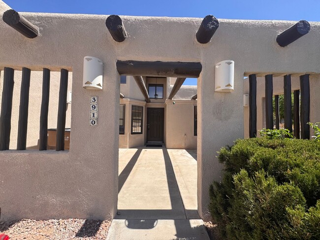 Building Photo - Gorgeous Home off Settlers Pass