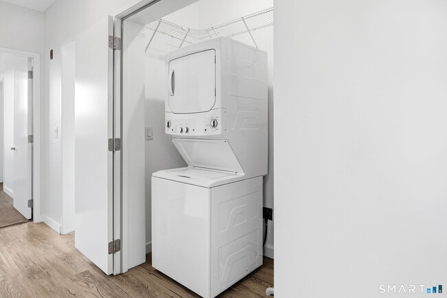 Building Photo - 19 Day St