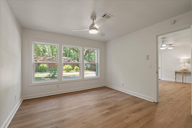 Building Photo - 4 Bedroom Coastal Cottage