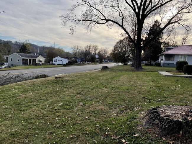 Building Photo - 1601 E Unaka Ave