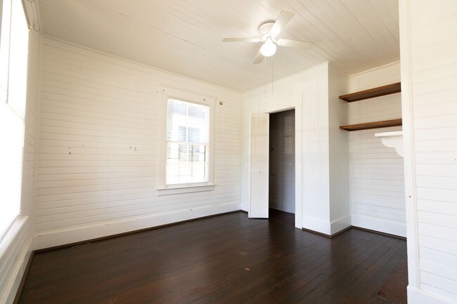 Building Photo - Recently Renovated Charming 2 Bedroom 1 Ba...