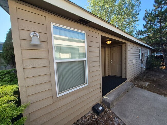Building Photo - 1320 SW Obsidian Ave