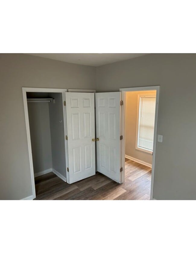 Building Photo - Downtown Beauty!