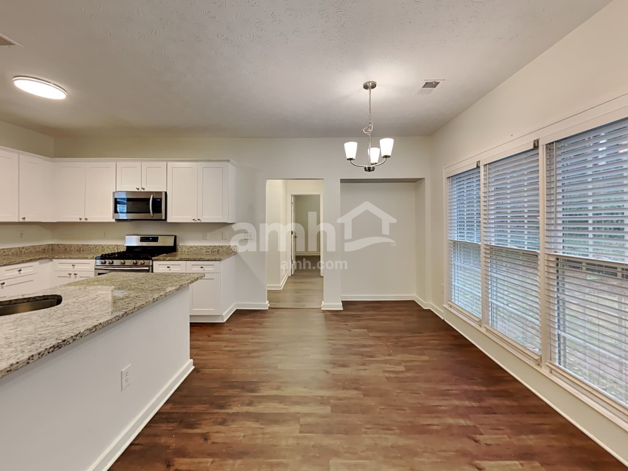 Building Photo - 3075 Kings Dr