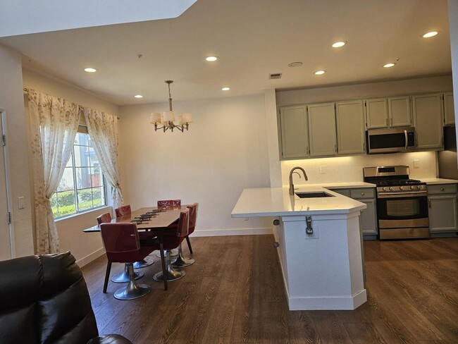 Building Photo - Modern 3BD/3BA Townhouse in Prime Union Ci...