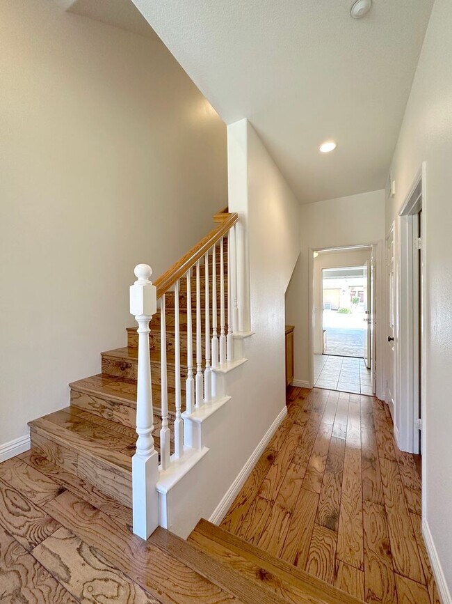 Building Photo - 2 BEDROOM 2.5 BATHROOM WITH LOFT HOME IN HIGHLY DESIRED BERKSHIRE TRACK