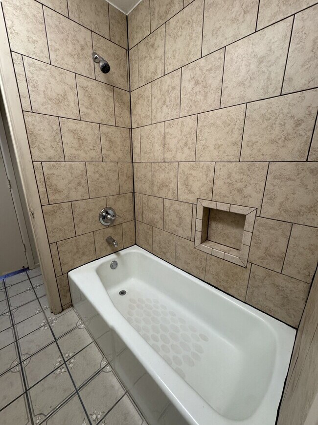 Building Photo - Charming 3-Bed Home with 1.5 Baths in Lubb...