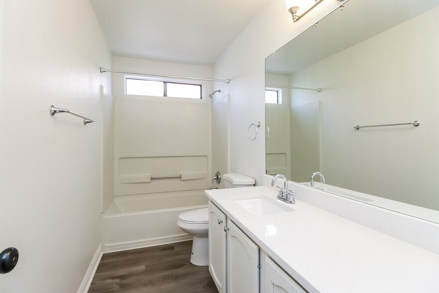 Building Photo - 4527 E Hampton Ave