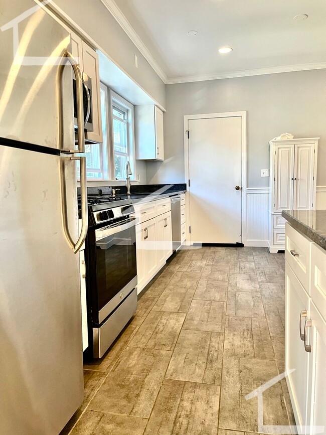 Building Photo - Free Laundry, Parking, Stainless Steel appliances, Backyard