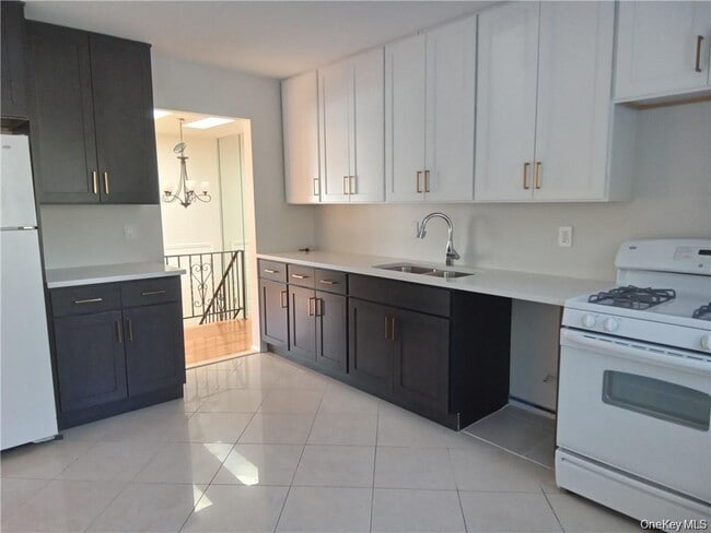 Building Photo - 5 Suzie Dr