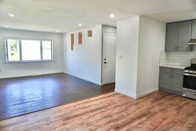 Building Photo - 60 Sleepy Hollow Dr