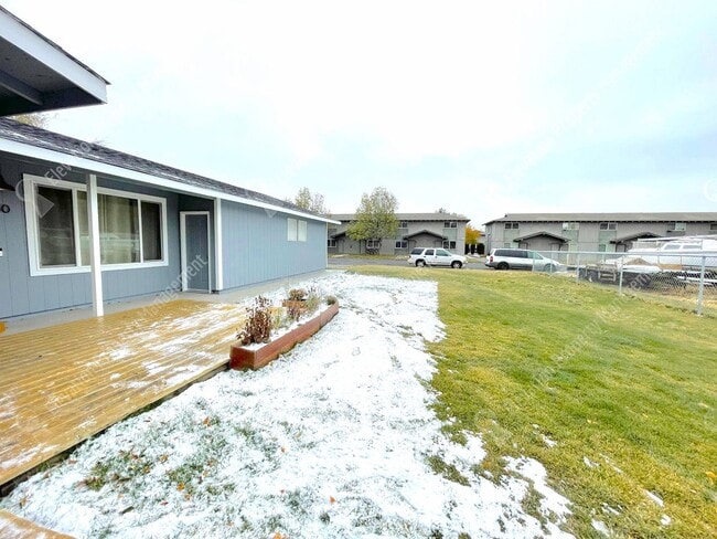 Building Photo - 2 BR in Redmond w/ huge yard