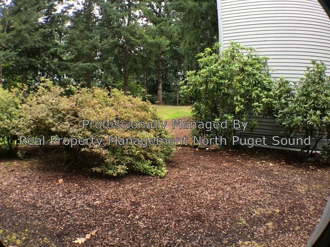 Building Photo - 4717 W Lake Sammamish Pkwy SE