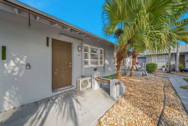 Building Photo - Bright & Updated 1-Bedroom in Prime Hollywood Location