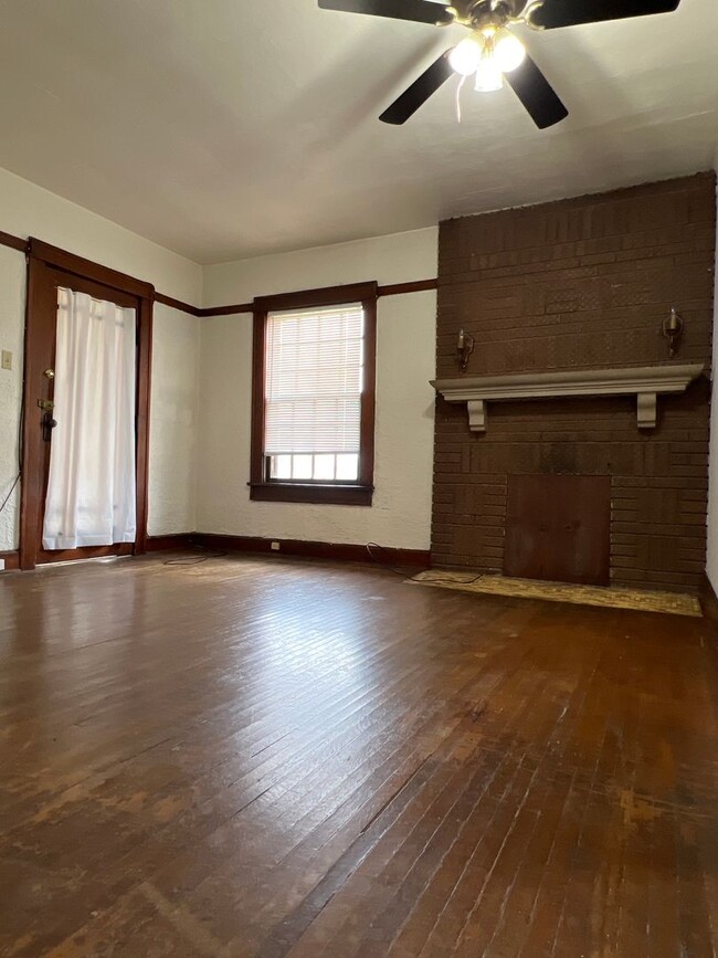 Building Photo - 1 Bedroom South of Downtown; Avail August ...