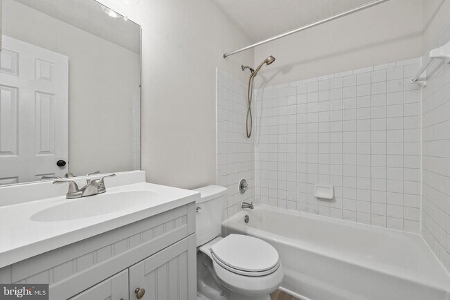 Building Photo - 306 Kings Crest Dr