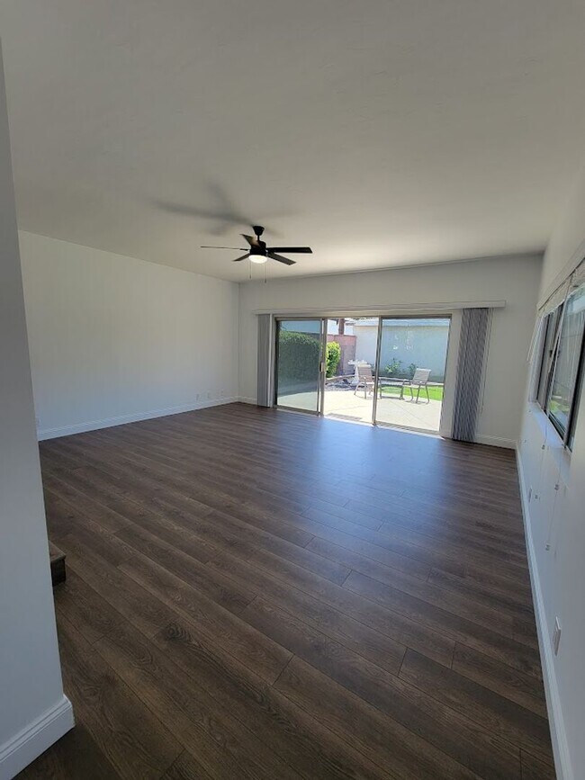 Building Photo - SPACIOUS 3BD/2BA WITH GARAGE, LAUNDRY AND ...