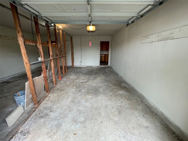 Building Photo - 905 La Salle Dr
