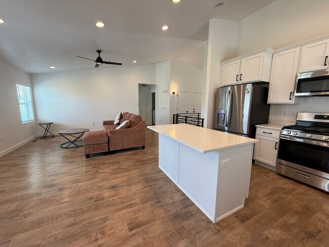 Building Photo - 881 W Sagewood Dr