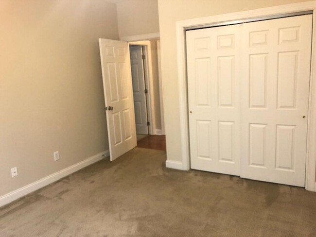 Building Photo - 2 Bedroom 2 Bath Condo in Radcliffe Place ...