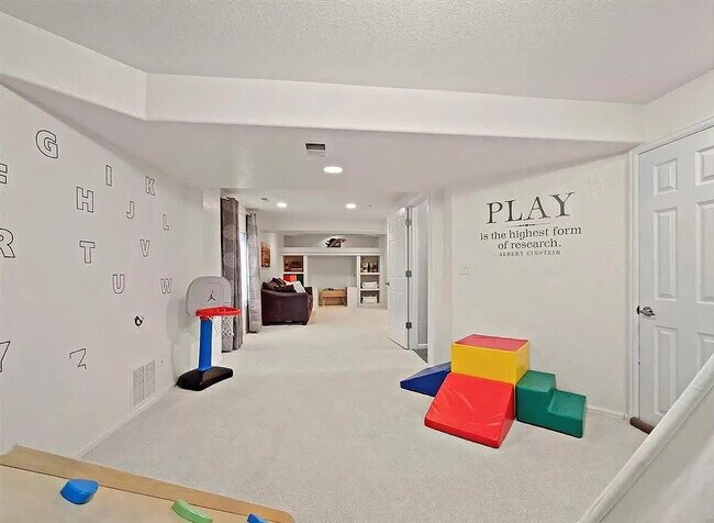 Building Photo - OMG this is a Stunning Large 5 BR House