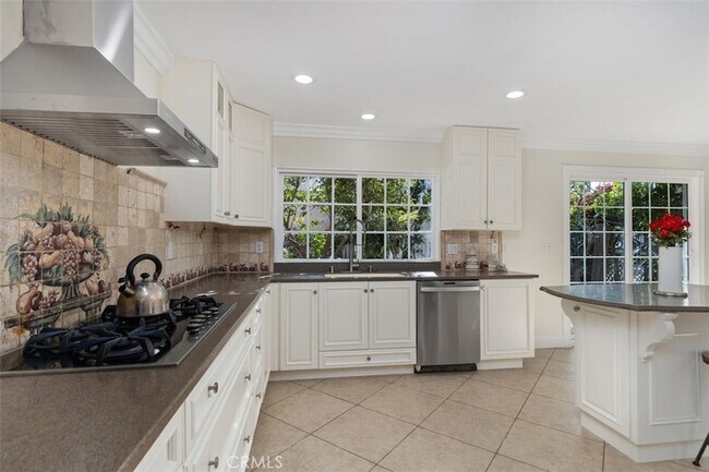Building Photo - 2 Meadowsweet Way
