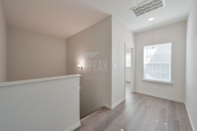 Building Photo - $1425! Stylish 2BR Townhome. Apply by 12/10 for One month free!