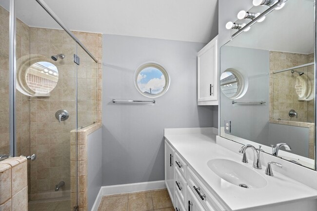 Building Photo - 5951 S Loop E