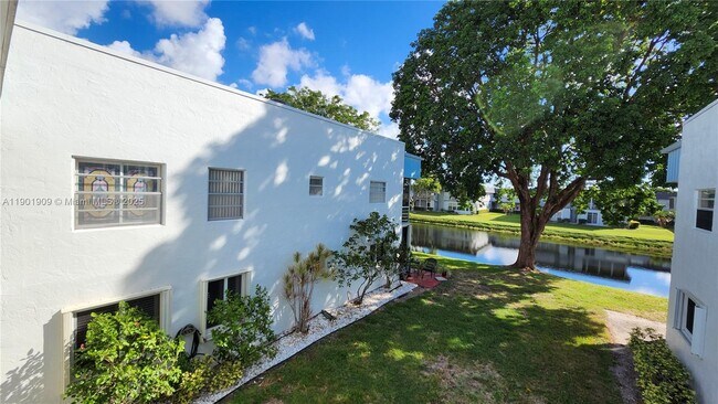 Building Photo - 419 Saxony Way