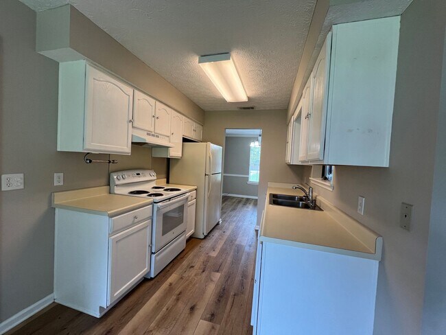 Building Photo - 3 bedroom 2 bath in Goshen Hills